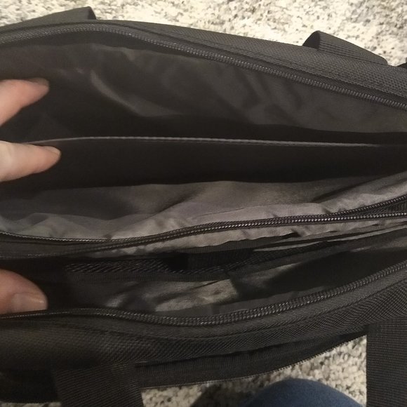 Targus Laptop bag – messenger style with handles and removable strap - Picture 6 of 6